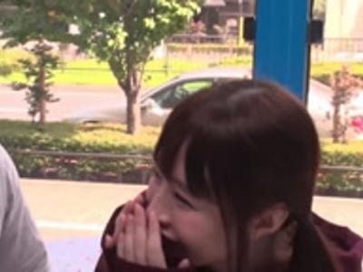 {外から見えてる??\エロ動画}『旦那に悪いよ～』最高の体の子持ちのお母さんにデカチン挿入して不倫種付け性行為！発射どころ豊富な18禁映像