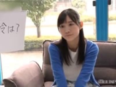 {外見える!?\女子大生}【激エロカー】心の準備もできていない素人娘の下着の横からズブッ！♡♡なエッチな動画