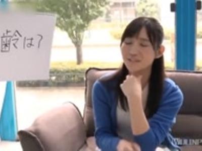 {外見える!?\女子大生}【エロエロカー】心の準備もできていない素人娘の下着の横からズブッ！勃起しちゃう性処理動画