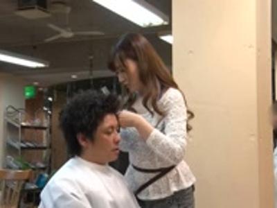 {痴女\企画}『痒いところありますか？♡』自慢の巨乳を男性客にチラ見させて誘惑する美容師！エロすぎ注意なスケベ映像