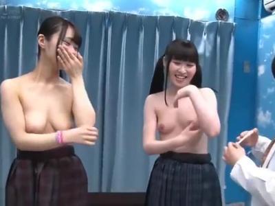 {娘\素人}『あんまり見ないでください♡』綺麗な高校生を車に連れ込んで上半身裸でエロマッサージ！妄想注意な18禁映像