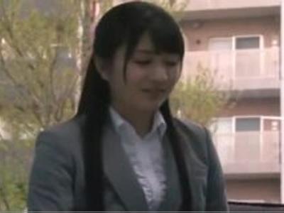 {マジックミラー\同僚}『ちょっと、恥ずかしいんだけど…』会社の後輩と向かい合っての性器いじり！エロすぎ注意な18禁映像