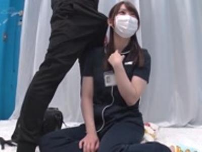 {外から見えてる??\素人ナンパ}ギンギンチンポを目の前に出されて興奮しちゃった可愛い看護師！勃起不可避のいい女
