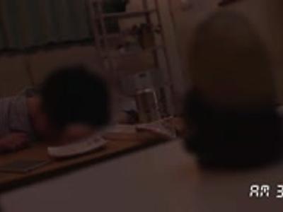 {ハメ撮り\奥様}急遽同じ家に宿泊することになった同僚と陶酔エッチ！何度でも見たくなるエロ動画