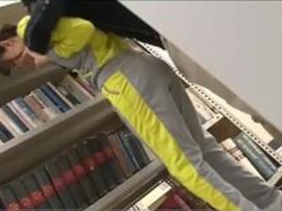『嫌っ！やめて～』図書館で綺麗な女の子に痴漢！マン汁がスゲー！何回でも抜ける女の子