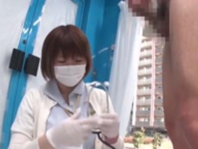 {外見える!?\素人ナンパ}ギンギンチンポを目の前に出されて興奮しちゃった可愛い看護師！即抜け注意なスケベ動画