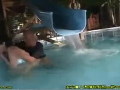 {露出\競泳}『嫌っ…やめて～』プールに来ていた水着美少女を水の中で強制レイプ！お気に入り決定のビデオ