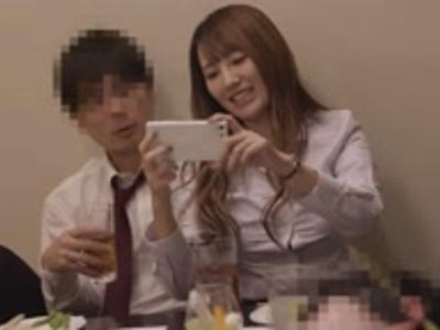 {NTR\婦人}部屋がなくて急遽同室に1泊することになった仕事場の仲間と陶酔エッチ！勃起不可避のいい女