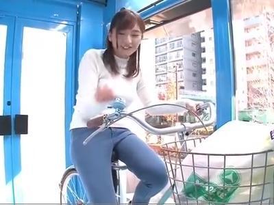 {幼妻\企画}『またイッちゃう…』アクメ自転車で濡れ濡れになった人妻のま〇こにデカチン挿入！100％興奮しちゃうエロ動画