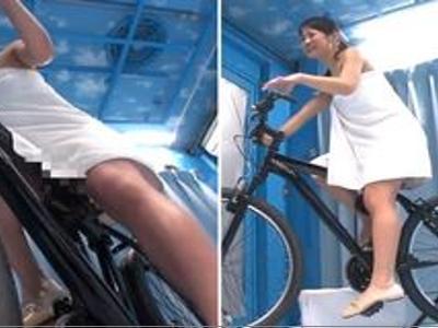 {マジックミラー\幼妻}『またイッちゃう…』アクメ自転車で濡れ濡れになった人妻のま〇こにデカチン挿入！ホットなエロ動画