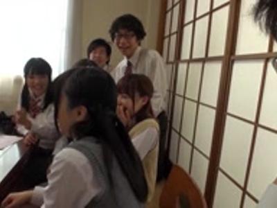 {女子校生\美乳}『先生に見つかっちゃう…』思い出旅行で女子高生たちが友人と乱交H！無料で見れちゃうスケベ映像