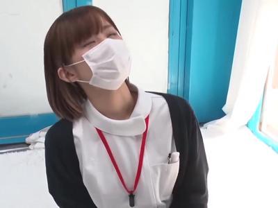{外見える!?\素人ナンパ}ギンギンチンポを目の前に出されて発情しちゃった可愛い看護師！おかずにしたい18禁動画