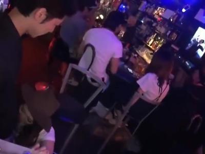 {痴女\素人}『ここで撮影するんですか？』ボインギャルにバイト先のバー店内で公開Hさせた！興奮注意なエロ動画