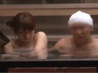 {エロ動画\寝取られ}『恥ずかしぃよ～』ドッキリ企画！妻を他人と混浴させて寝取らせた！右手が止まらない18禁動画