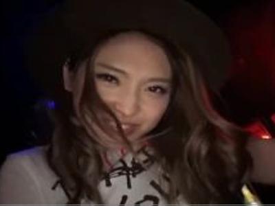 {痴女\巨乳}『ここで撮影するんですか？』巨乳ギャルにバイト先のバー店内で公開Hさせた！ドキドキしちゃうくらいの激エロ動画