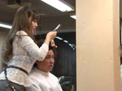 {おっぱい\エロ動画}『痒いところありますか？♡』自慢の巨乳を男性客にチラ見させて誘惑する美容師！セクシーな女の子の18禁映像