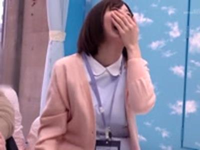 {外から見えてる??\企画}制服姿の美女にDT男子のセンズリを手伝ってもらった！MAX勃起注意な18禁動画