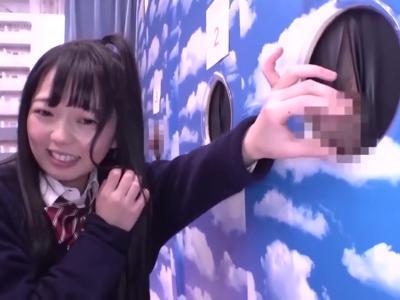 {見えてないよね??\JK}『絶対これだよ』女子高生が恋人のちんぽを探す！間違えればセクハラ罰ゲーム！フル勃起注意なR18映像