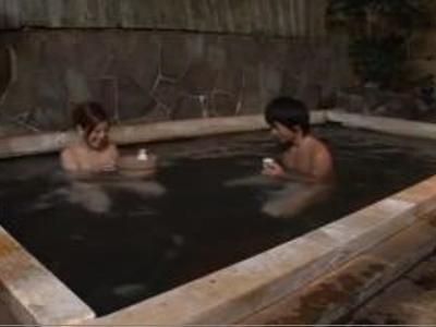 『Hしちゃう？♡』混浴温泉で一緒になった若者と不倫Hする人妻！何回でも抜ける女の子