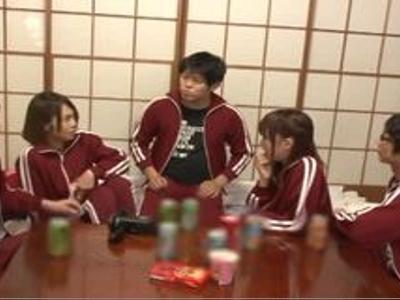 {女子校生\美乳}『先生に見つかっちゃう…』修学旅行で女子高生たちが同級生と乱交H！魅力的な女の子