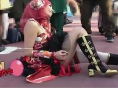 {コスプレ\企画}『声もれちゃう…』イベント会場でコスプレイヤーのパンツにとびっこ挿入！魅力的な女の子