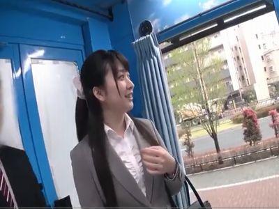 {マジックミラー\同僚}『ちょっと、恥ずかしいんだけど…』会社の後輩と向かい合っての性器いじり！エロ動画の最高作品