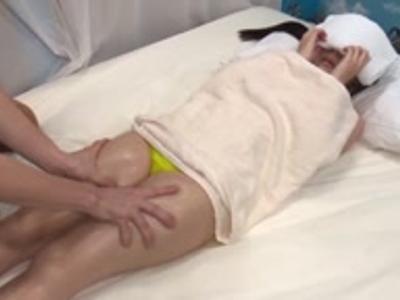 {見えてないよね??\エロ動画}『中はやめて～彼氏にバレちゃう…』彼氏に内緒で美人な彼女とSEX！発情注意なR18動画