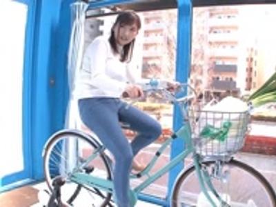 {外見える!?\幼妻}『またイッちゃう…』アクメ自転車で濡れ濡れになった人妻のま〇こにデカチン挿入！センズリ向きのR18動画