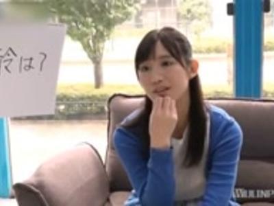 {外見える!?\素人}【ムンムンカー】心の準備もできていない素人娘の下着の横からズブッ！無料で見れちゃうR18映像