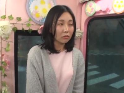 {外見える!?\デカチン}『恥ずかしいんだけど…』素人娘が羞恥素股企画でデカチン挿入された！見ると興奮しちゃうエロ動画