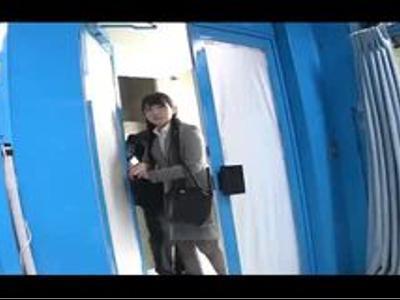 {マジックミラー\同僚}『ちょっと、恥ずかしいんだけど…』会社の後輩と向かい合っての性器いじり！じっくり見ちゃうエロ動画