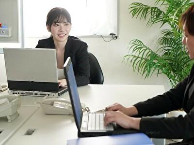 深田えいみ　オフィスで痴女ペニス狩り【1】女社長はチンポに見境なく勤務中にサイレント逆レイプ！全然仕事になりません！