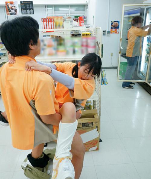 岡田ひなの　バイト中レイプされる人妻【2】クズ店長がいて…。毎日客の前でも中出しの日々…でも相性良すぎてやめられない！