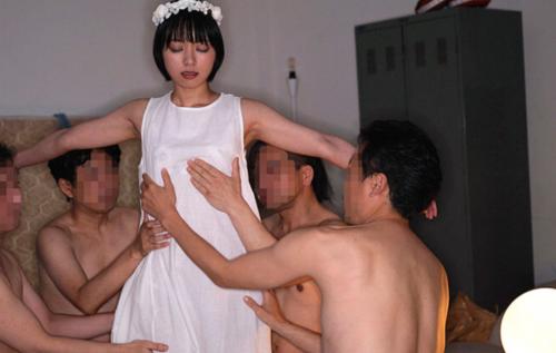 もなみ鈴　ぶっ壊れセックスカルト【3】ある日ビルの地下倉庫に行くと見知らぬ男達。どうやら彼女が肉便器にされているらしい。