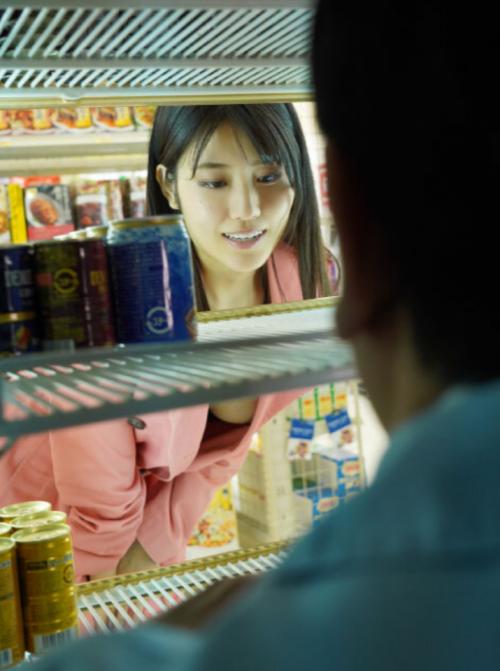 神宮寺ナオ　誘惑寝取り手コキ！【3】やたら目が合うと思ったらコートを脱ぐとおっぱいもお尻も丸出しで密着！店の奥でフェラ！