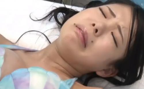 【MM号】水着ギャルさんが外で彼氏を待たせたままで、マジックミラー号の中で彼氏よりもデカチンな男と浮気セックスしちゃう