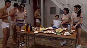 【企画】全裸になってバレーボールの特訓をすることになったおっぱいの大きな人妻さん