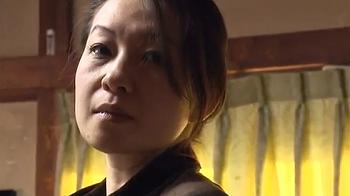 【ヘンリー塚本】「もうやめて♡」娘婿に激しく犯される美熟女！口では嫌がっても体は正直に反応しちゃってます