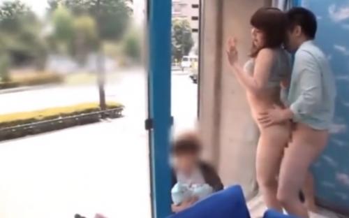 【企画】子持ちの人妻さんが、マジックミラー越しにする不倫セックスを旦那に見せつけてますw