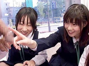 【マジックミラー号】修学旅行に来ていた女子学生達が、男優さんのデカチンポを見て大興奮しちゃってますw