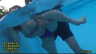 【痴漢】水着美女がプールの中で、変態男に犯されちゃってるよw