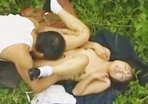 【ヘンリー塚本】野外でセックスしまくっている男女に近づいてこっそり撮影するエロジジイ
