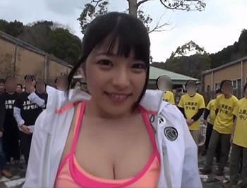 【上原亜衣】「こんなにいるの？」大勢の男達から逃げるAV女優さん！なぜなら、男達に捕まると犯されて孕まされるから！