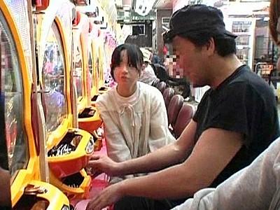 【企画】パチンコに夢中になっている父親をよそに娘は中年男に犯されちゃってます