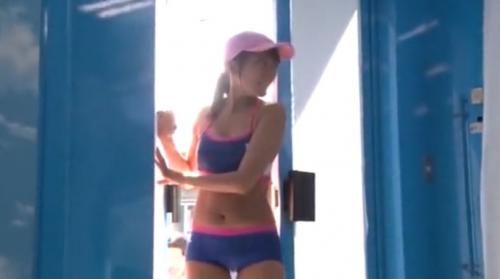 【マジックミラー号】小麦色の肌がエロ可愛い女の子が水着姿で男とハメまくってます