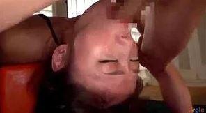 【七瀬ひな】スレンダーボディの女の子がデカチンポで喉奥を激しく犯されてしまいます