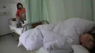 【浮気】彼氏のお見舞いに来た女の子が彼氏そっちのけで他人棒とセックスしちゃってます