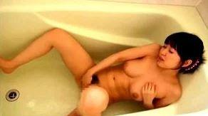 【篠田ゆう】全裸の人妻さんが昼間からオナニーしたりセックスしたりと忙しそうにしています