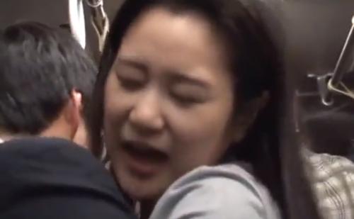 【企画】出産して乳首が敏感になった人妻さんが満員バスで痴漢男に触られて発情してしまい、その場でセックスしてしまう