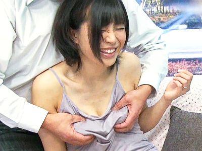 【マジックミラー号】おっぱいを揉まれて母乳を噴射した人妻さんのおマンコは大洪水ですw
